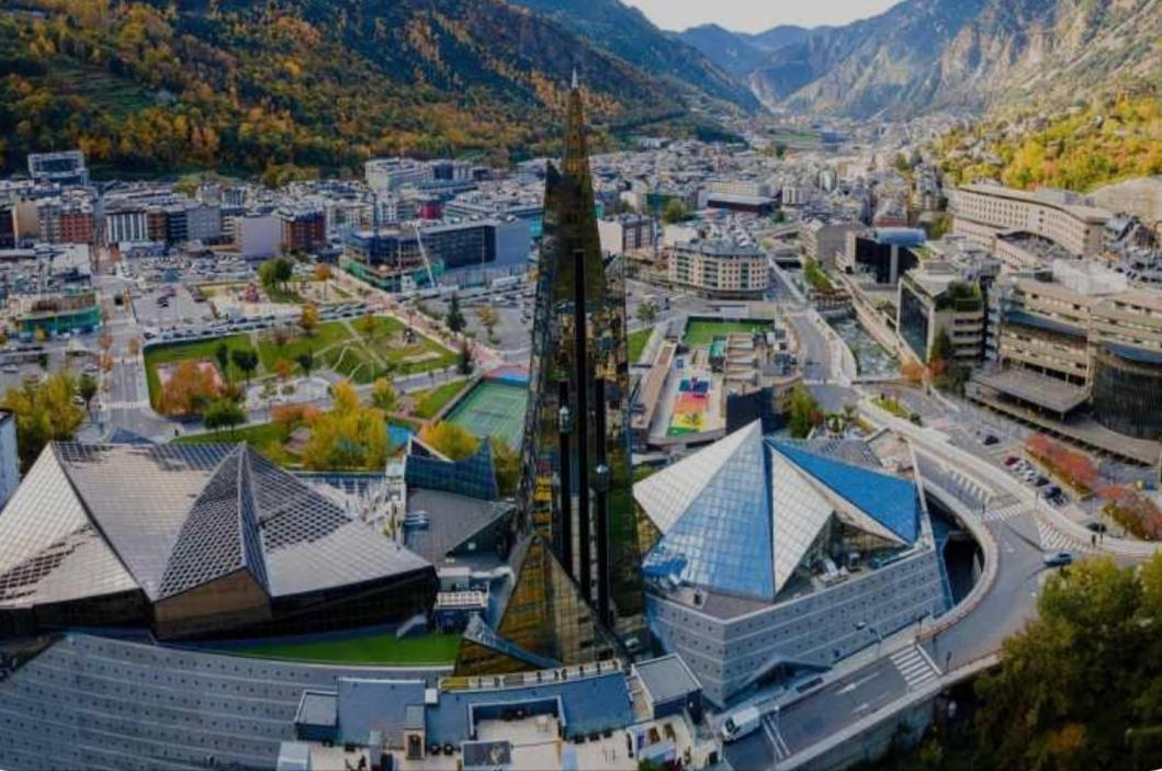 Апартаменты Apartamento En El Centro De Andorra La Vella Con Parking Экстерьер фото